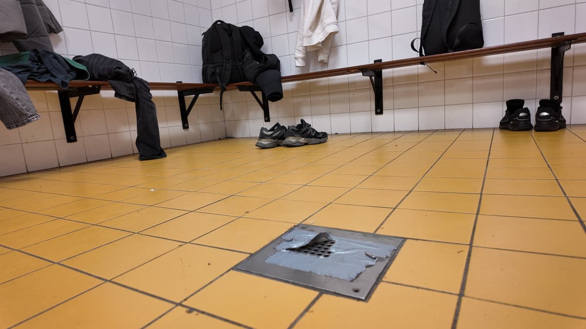 Kleedkamer met kapot afvoerputje