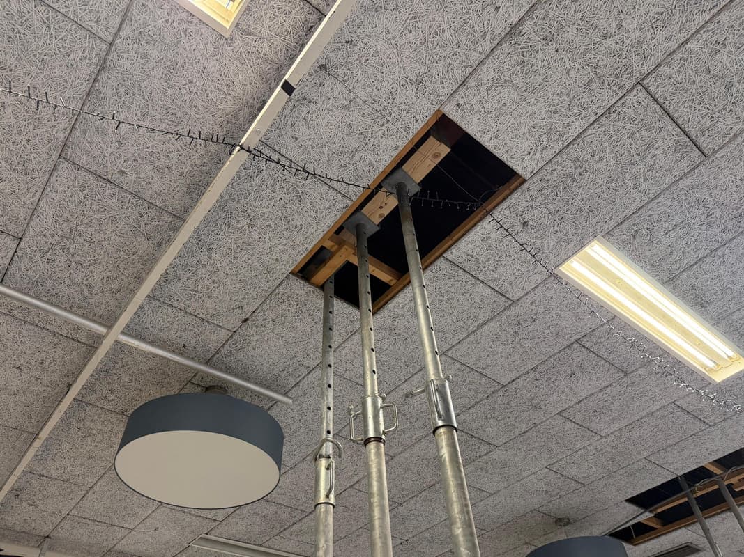 Stempels in plafond als noodmaatregel