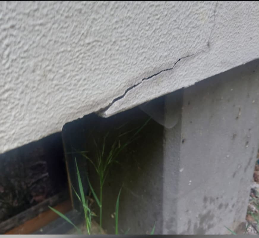 Scheuren in de gevel van een schoolgebouw