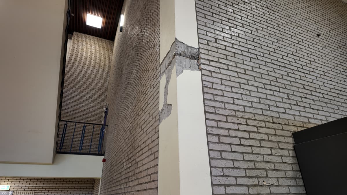 Gescheurde pilaar in trappenhuis van school