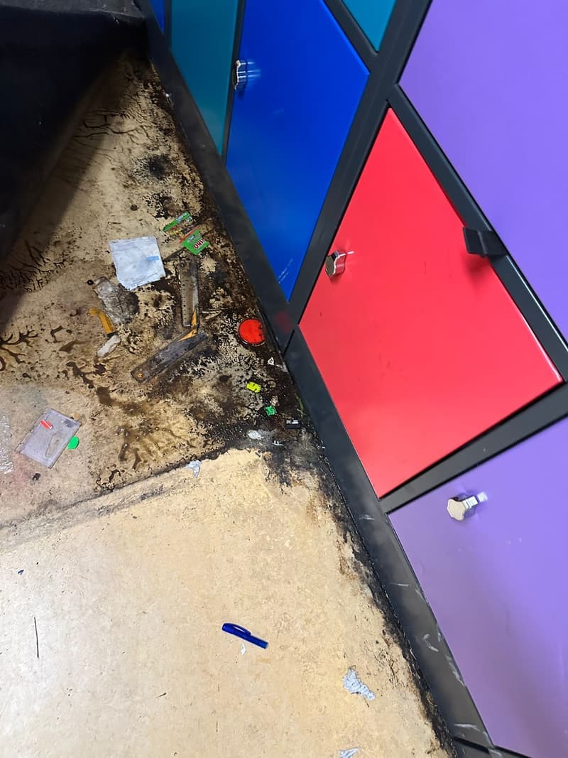 Vervuiling bij kleurrijke leerlinglockers