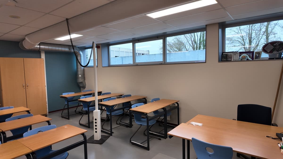 Klaslokaal met noodventilatie-buis