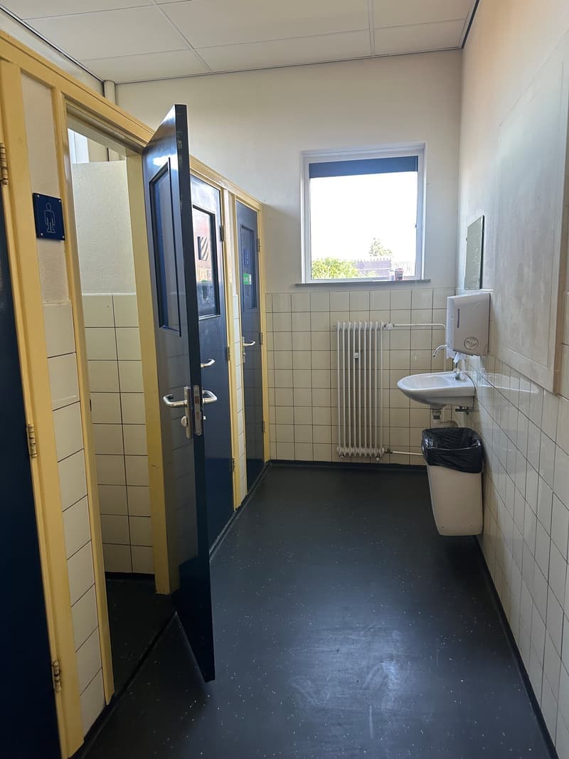 Verouderde schooltoiletten