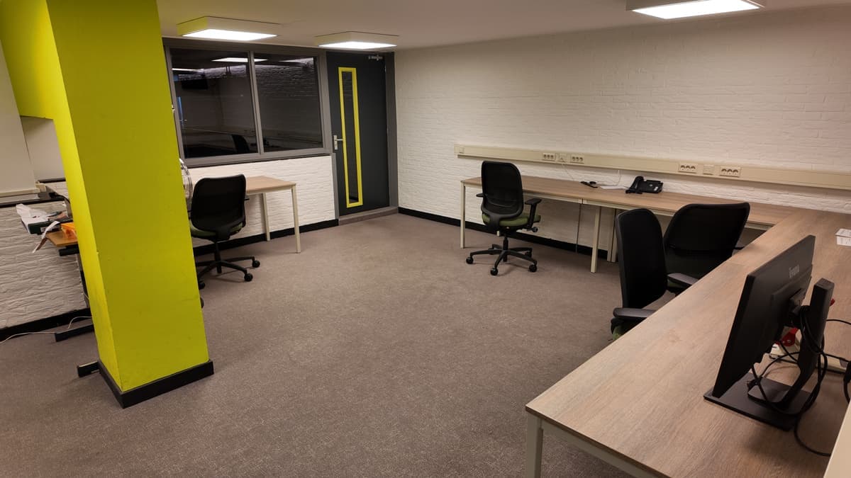 Werkplek zonder daglicht in een schoolgebouw