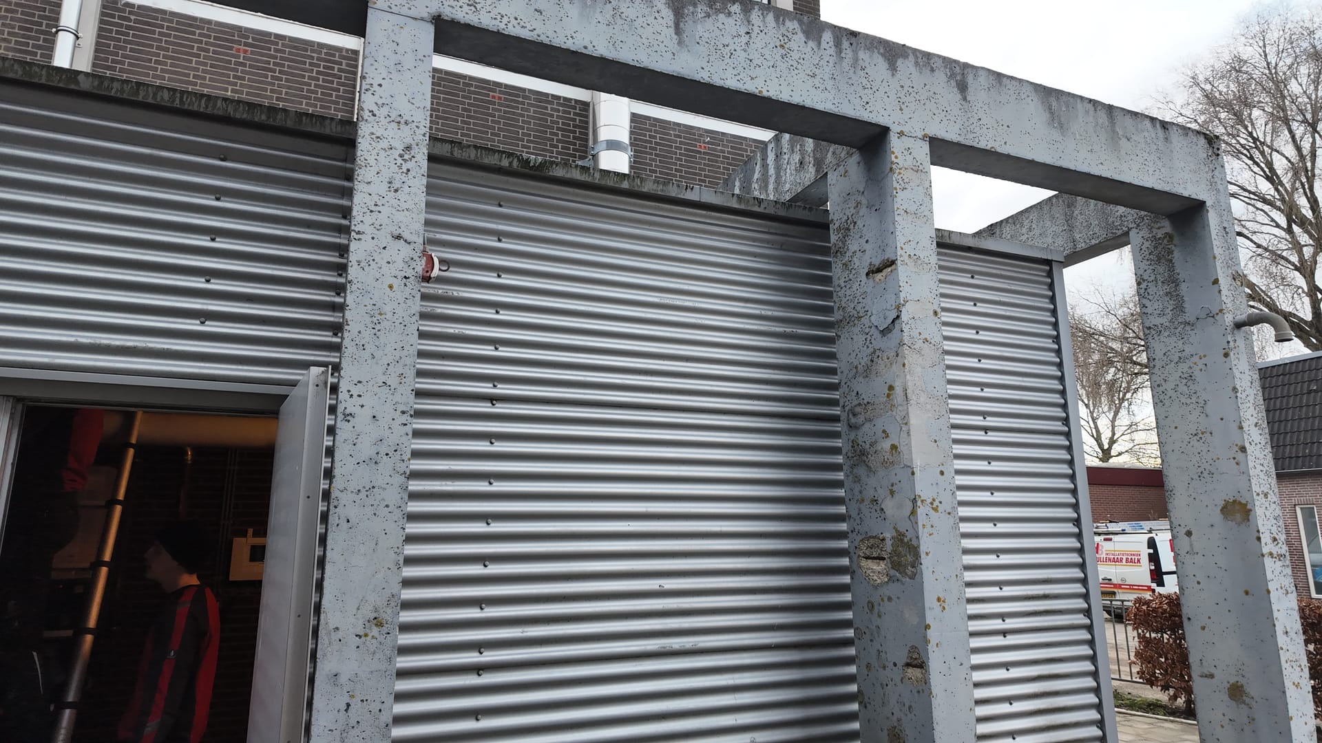 Vervallen schoolgebouw met scheuren in de muren